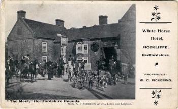 Hertfordshire Hounds in front of the inn about 1906 [Z1130/60/10]